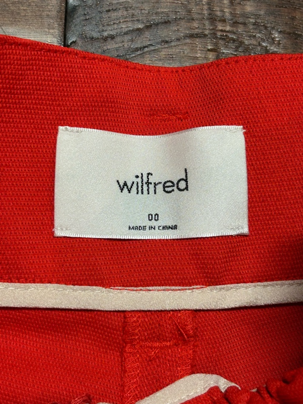 Wilfred Aritzia Red High-Waisted Paperbag Belted Shorts Size 00 - Picture 3 of 6
